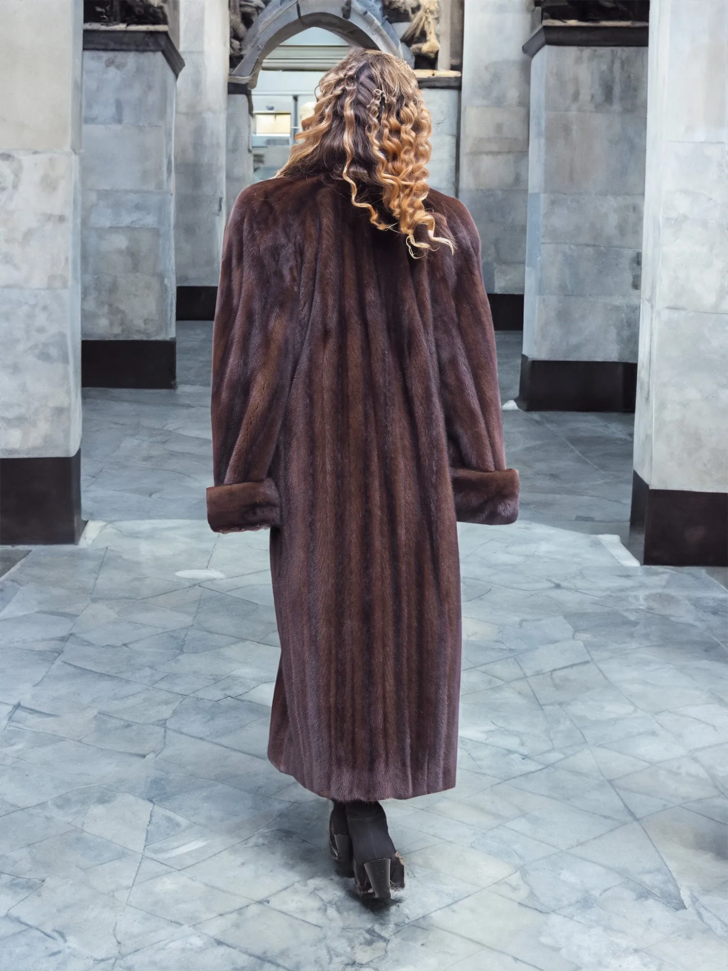 Luxurious Mahogany Lunaraine Canadian Mink Fur Coat By Creeds L/XL